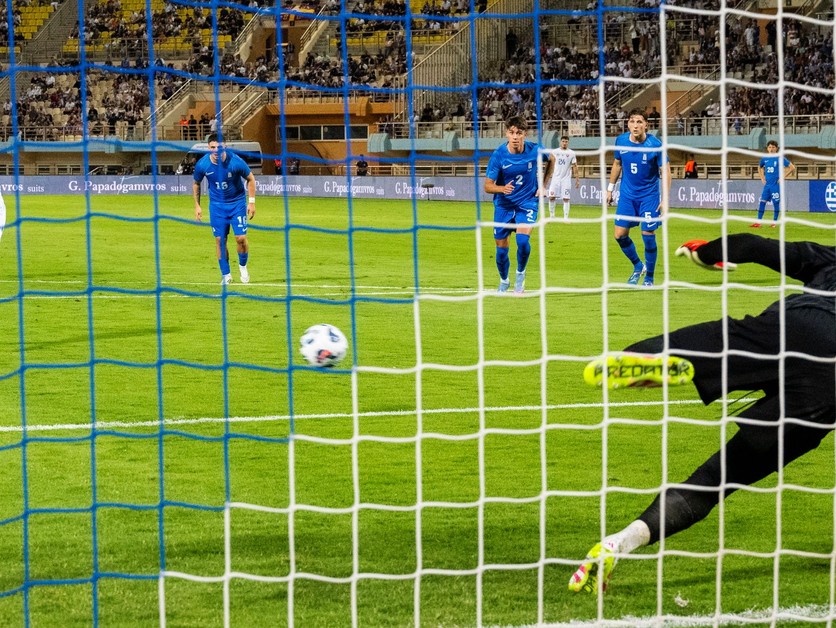 Ondrej Duda kope penaltu a grécky brankár Christos Mandas ju chytá v prípravnom zápase Grécko - Slovensko.