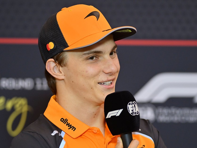 Jazdec McLarenu Oscar Piastri.