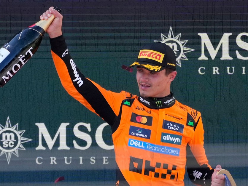 Lando Norris oslavuje výhru vo Veľkej cene Rakúska. 