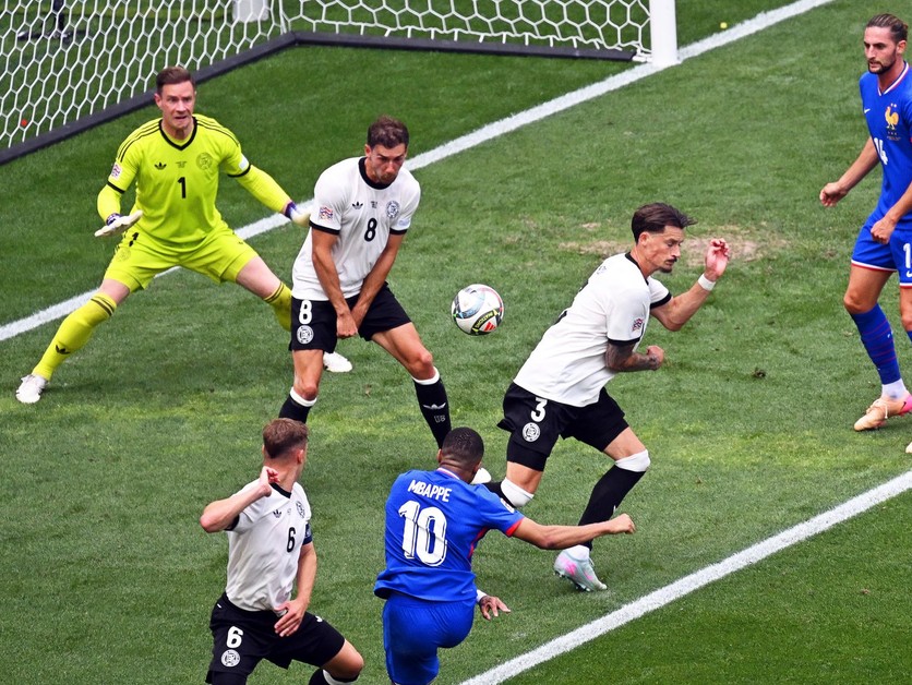 Kylian Mbappé strieľa gól v zápase Nemecko - Francúzsko v súboji o bronz v Lige národov UEFA.