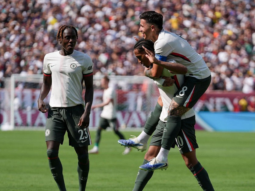 Joao Pedro, Enzo Fernandéz (hore) a Trevoh Chalobah (vľavo) po góle v zápase Fluminense - Chelsea FC v semifinále MS klubov FIFA 2025.