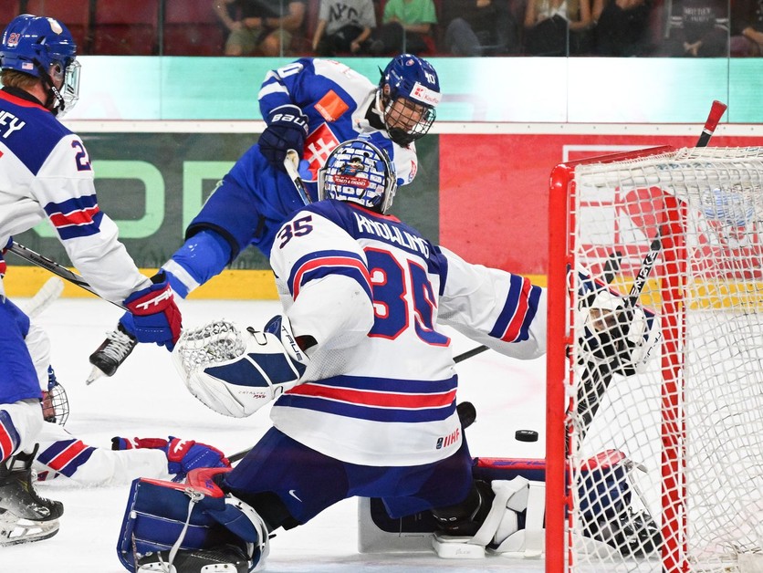 Vpravo brankár Brady Knowling (USA), ktorého prekonáva uprostred Oliver Ozogány (Slovensko).