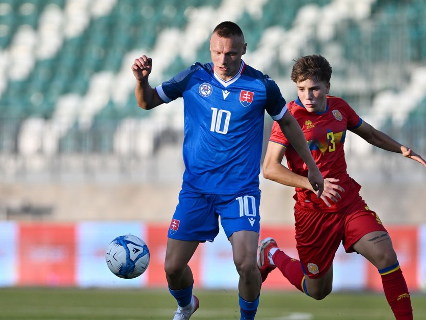 Na snímke vľavo hráč Slovenska Nino Marcelli a hráč Andorry Daniel Vieira.