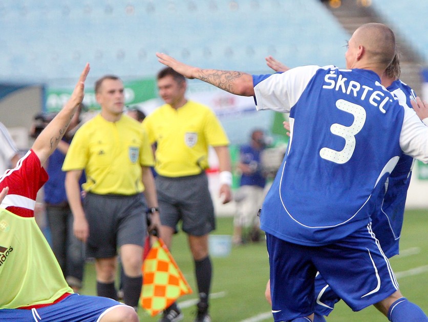 Škrtel oslavuje gól s náhradníkom Filipom Šebom (Vľavo). Slovensko zdolalo Severné Írsko 2:1.