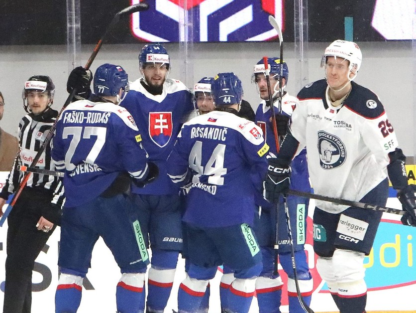 Slovenskí hokejisti oslavujú gól.