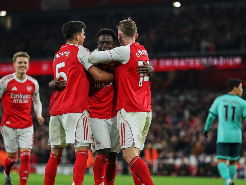 Futbalisti Arsenalu oslavujú gól.