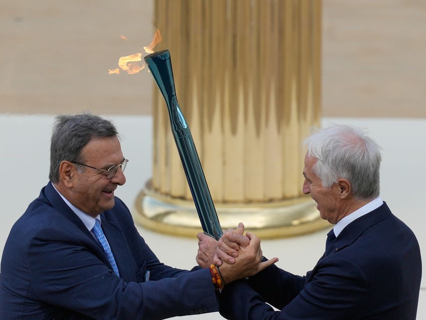 Isidoros Kouvelos (vľavo) odovzdáva pochodeň prezidentovi organizačného výboru Giovannimu Malagovi.