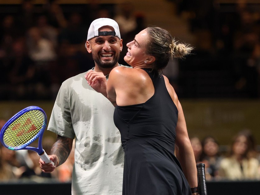 Nick Kyrgios (vľavo) a Aryna Sabalenková si podávajú ruky pri sieti počas zápasu.