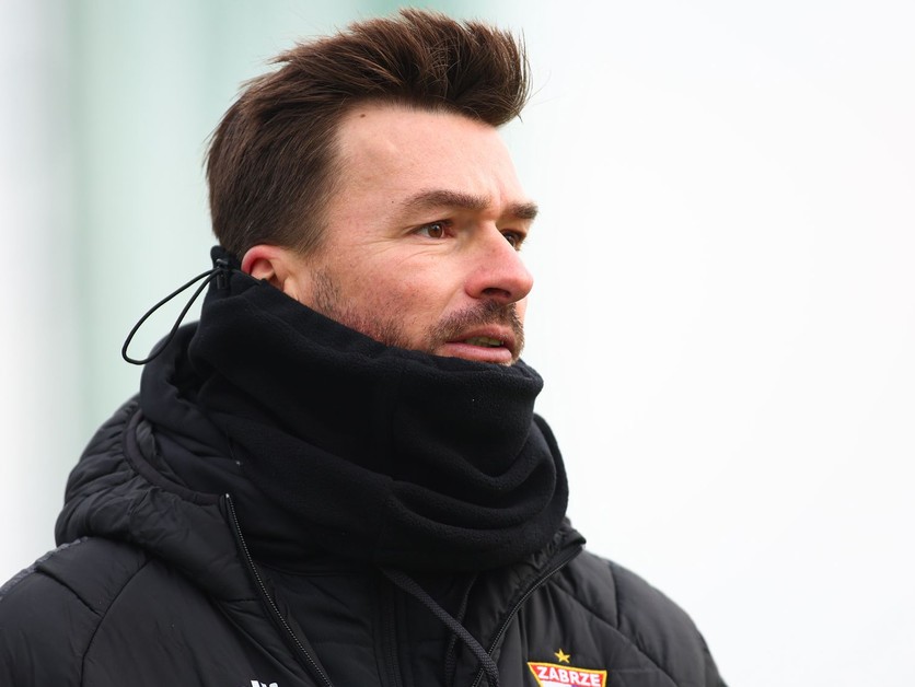 Hlavný tréner Górniku Zabrze Michal Gašparík sleduje svojich zverencov v prípravnom zápase MŠK Žilina - Górnik Zabrze.