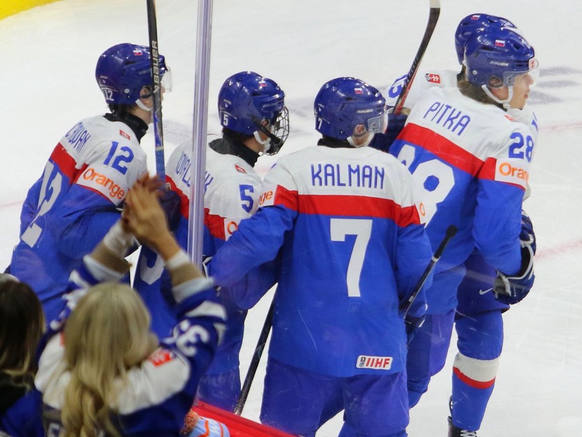 Radosť slovenských hokejistov po strelení gólu na MS U20 2026.