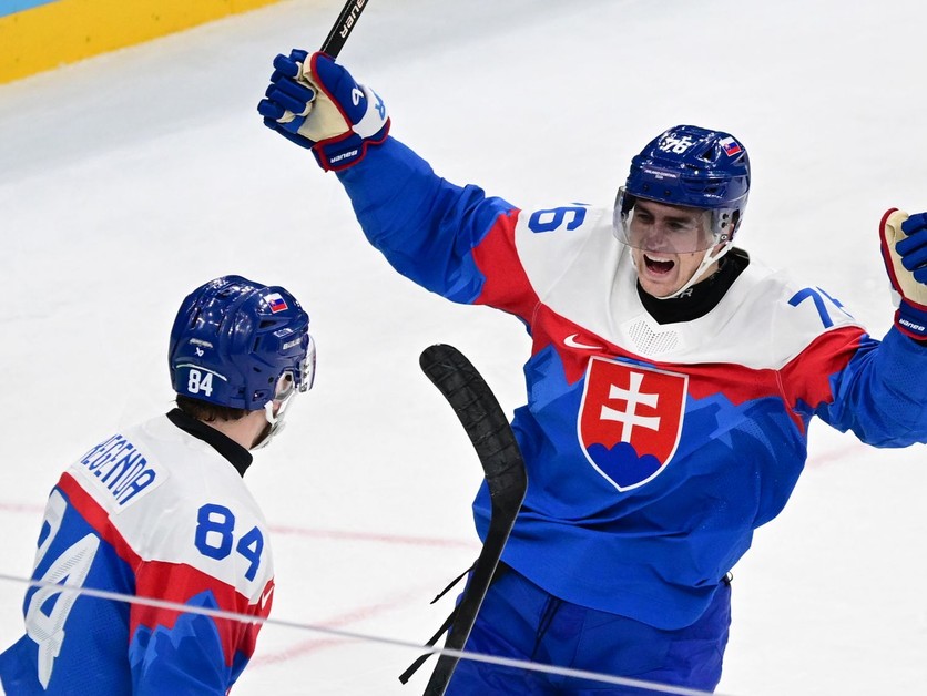 Martin Pospíšil a Pavol Regenda sa radujú z gólu na ZOH 2026. 