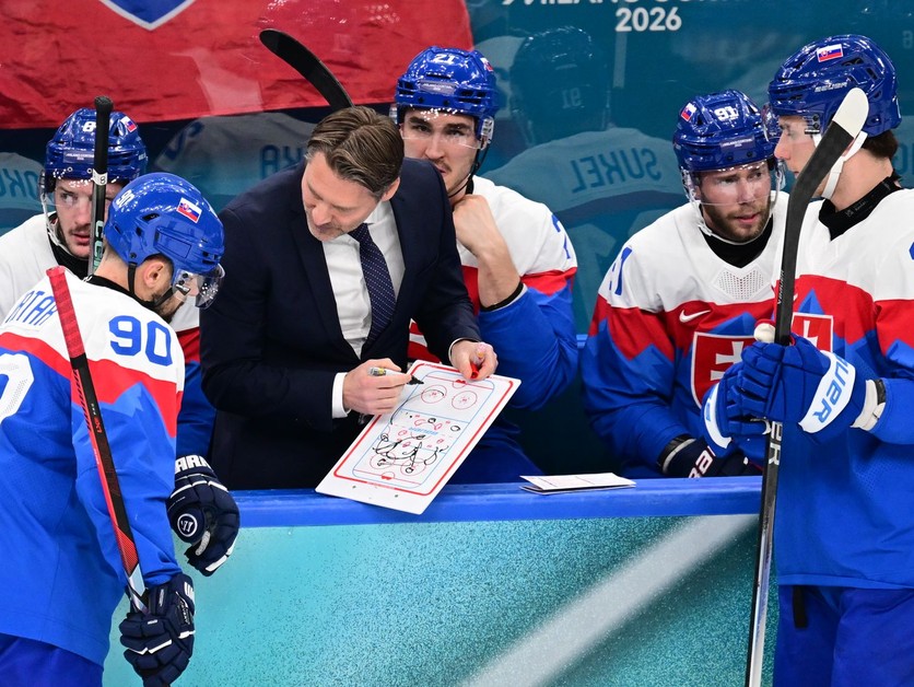 Hlavný tréner Vladimír Országh rozdáva pokyny hráčom v zápase o bronz proti Fínsku. 