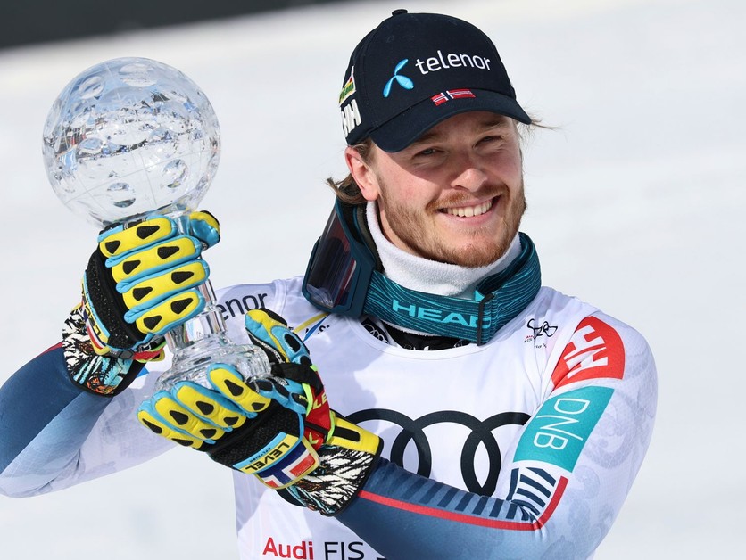Atle Lie McGrath pózuje s glóbusom za slalom