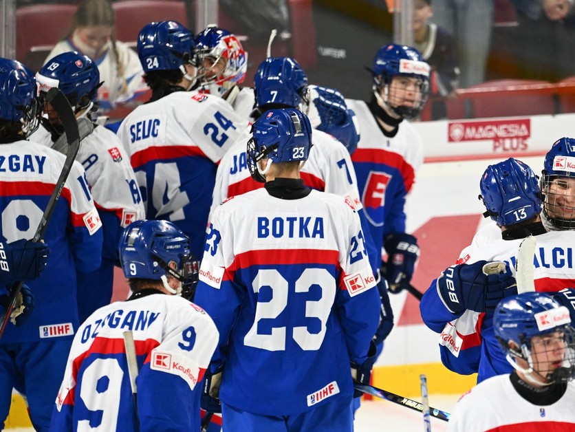Na snímke radosť hráčov Slovenska po skončení zápasu.