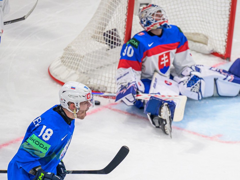Brankár Adam Gajan inkasuje gól v zápase Slovensko - Slovinsko na MS v hokeji 2026.