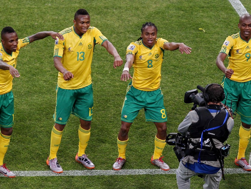 Siphiwe Tshabalala oslavuje so spoluhráčmi otvárací gól na MS vo futbale 2010.