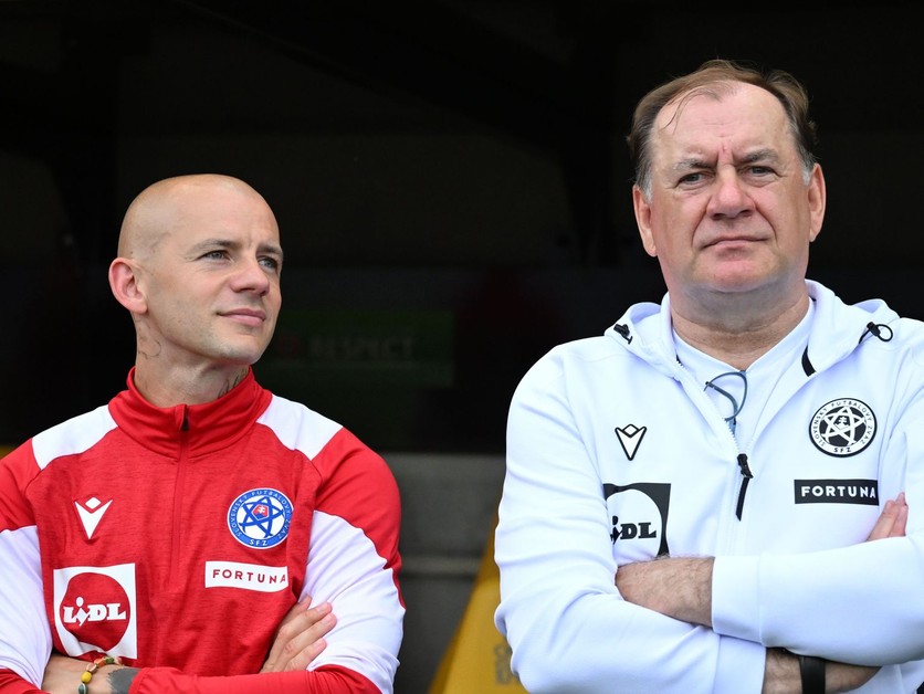 Na snímke zľava asistent hlavného trénera slovenskej futbalovej reprezentácie Vladimír Weiss mladší a hlavný tréner slovenskej futbalovej reprezentácie Vladimír Weiss starší.