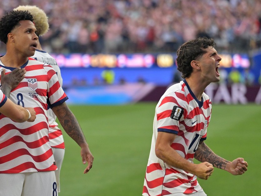 Americký futbalista Christian Pulisic (vpravo) sa teší v zápase proti Paraguaju na MS 2026.