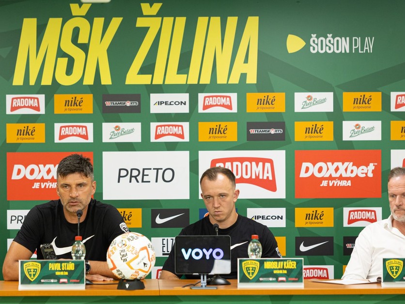 Na snímke zľava hlavný tréner MŠK Žilina Pavol Staňo, hráč MŠK Žilina Miroslav Káčer a športový manažér MŠK Žilina Karol Belaník.