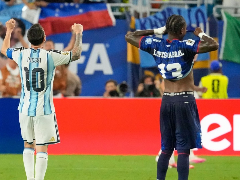 Sidny Lopes Cabral (13) z Kapverd a Lionel Messi (10) z Argentíny reagujú po šestnásťfinálovom zápase majstrovstiev sveta.