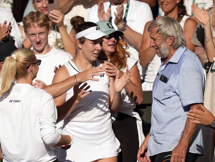 Linda Nosková s otcom (v modrej košeli) po víťazstve na Wimbledone.