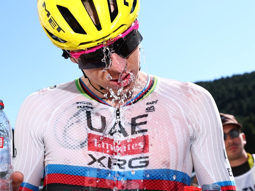 Tadej Pogačar sa ochladzuje vodou v horúčave, ktorá zasiahla úvod Tour de France 2026. 