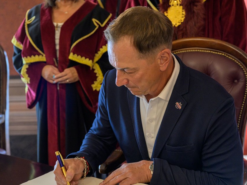Bývalý hokejista Peter Bondra sa podpisuje do kroniky mesta Košice počas prevzatia titulu Čestný občan mesta Košice.