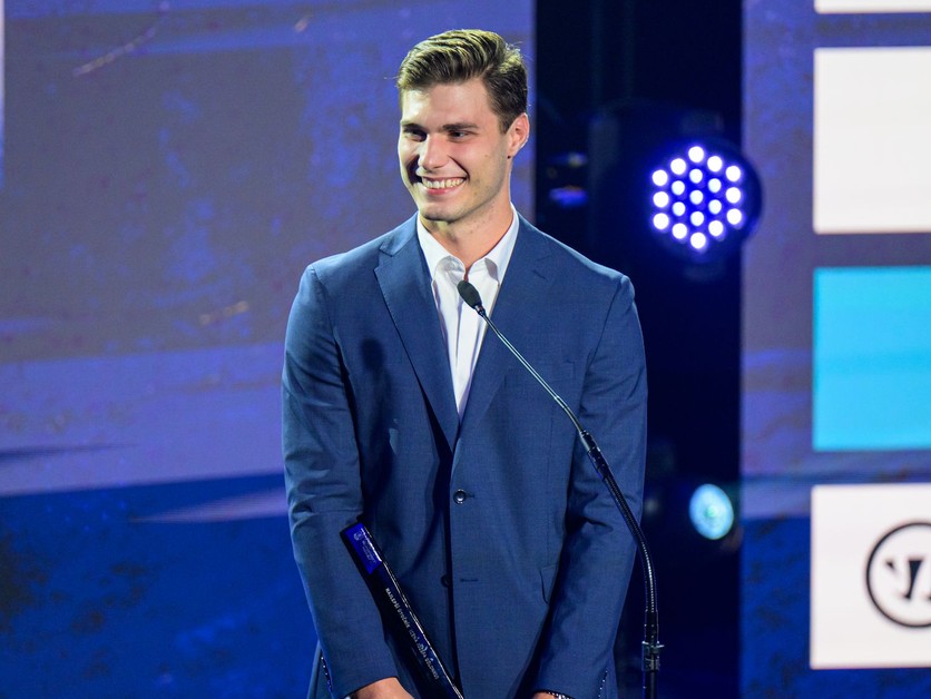 Slovenský hokejista Juraj Slafkovský si preberá cenu pre najlepšieho útočníka počas slávnostného galavečera Hokejista roka 2026.