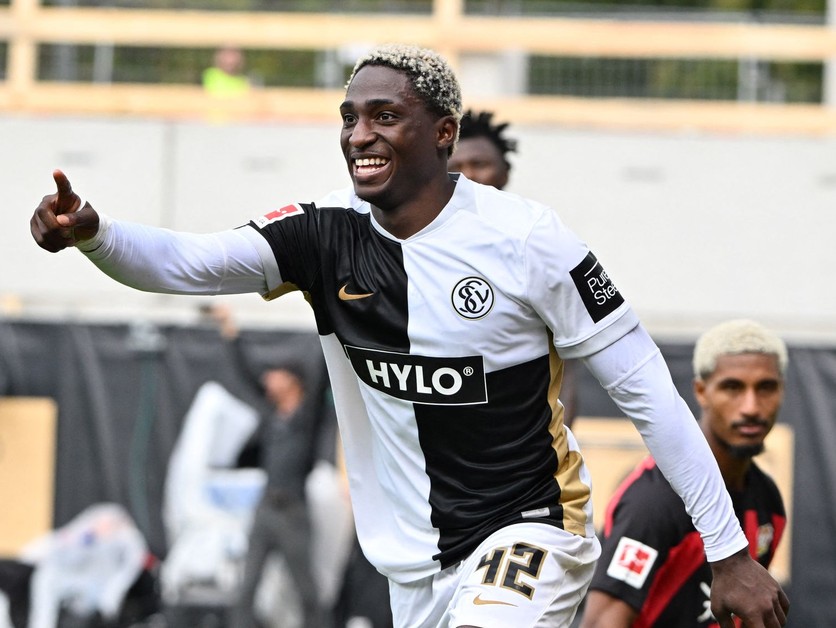 Futbalista Elversbergu David Mokwa.
