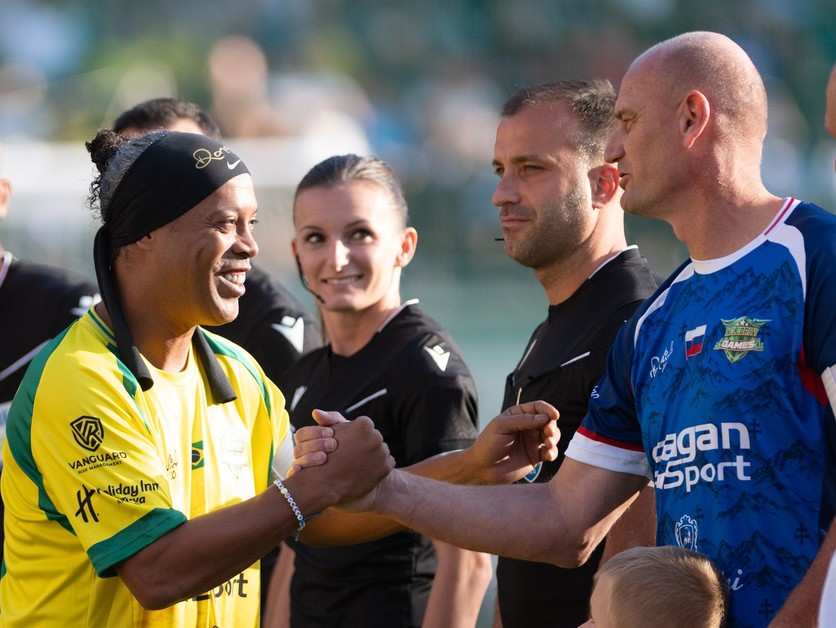 Bývalý brazílsky futbalista Ronaldinho a bývalý slovenský futbalista Miroslav Karhan sa zdravia pred zápasom.