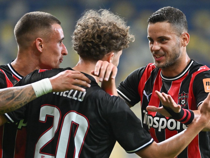 Radosť hráčov Trnavy po strelení gólu počas zápasu 9. kola Niké ligy medzi FC DAC 1904 Dunajská Streda a FC Spartak Trnava.