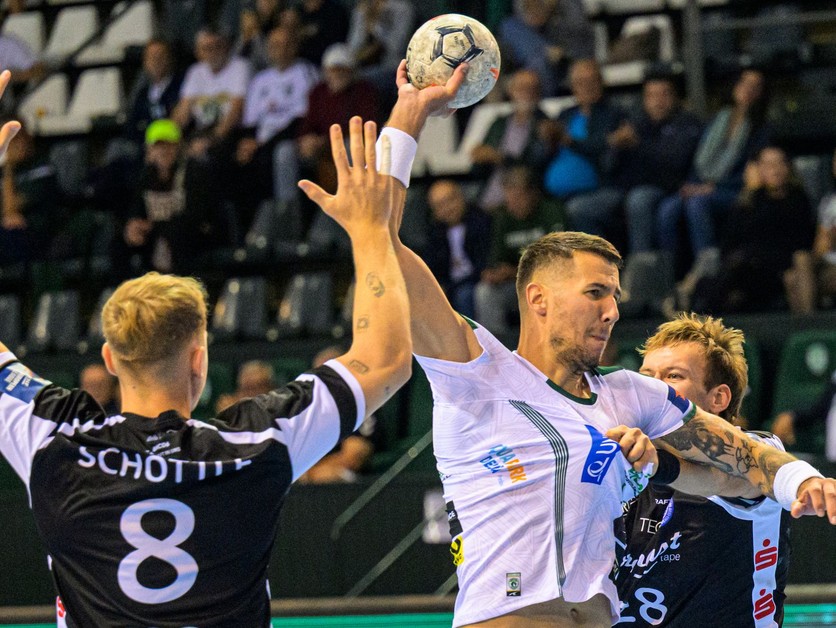 Na snímke zľava Nico Schöttle (Bergischer), Lukáš Urban (Prešov), Tom Bergner (Bergischer) počas zápasu 1. kola D-skupiny Európskej ligy EHF v hádzanej mužov Tatran Prešov – Bergischer HC.