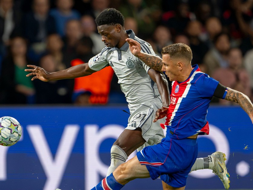 Na snímke hráč Slovana Suleiman Camara (vľavo) a hráč Paríža St. Germain Lucas Digne bojujú o loptu počas zápasu 1. kola ligovej fázy Ligy majstrov vo futbale Paríž St. Germain - ŠK Slovan.