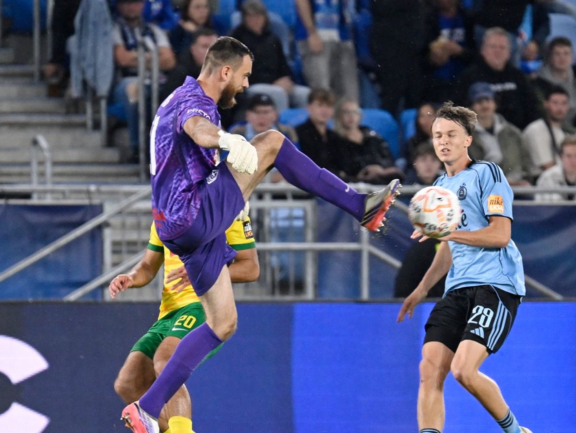 Na snímke vľavo brankár Dávid Šípoš (Žilina) a vpravo Alexej Maroš (Slovan).