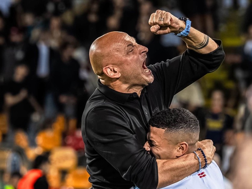 Adrián Guľa oslavuje s hráčmi Rigy