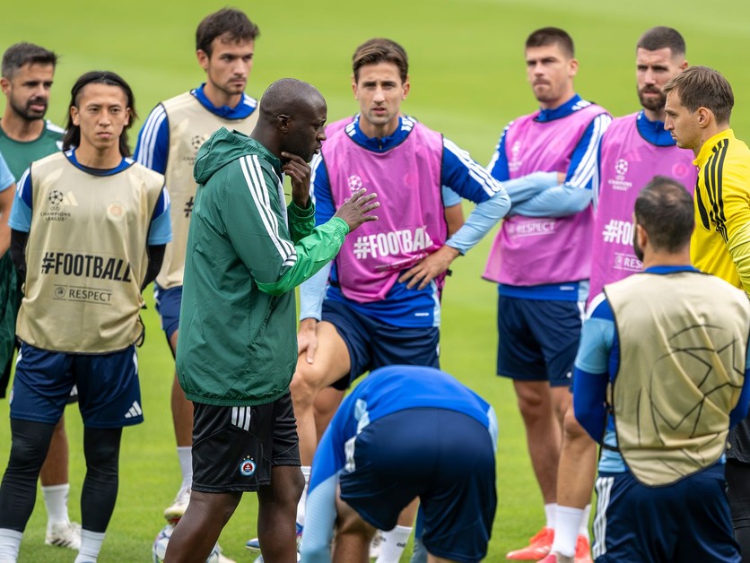 Na snímke uprostred tréner ŠK Slovan Bratislava Yaya Touré počas tréningu pred stredajším zápasom 1. kola ligovej fázy Ligy majstrov proti Parížu St. Germain.