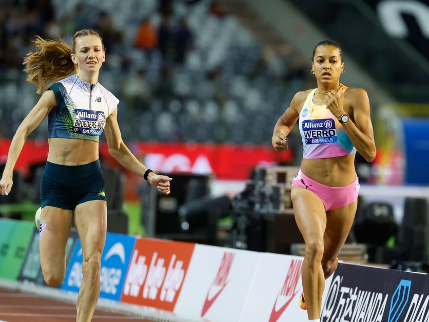 Švajčiarka Audrey Werrová (vpravo) a Holanďanka Femke Broedersová-Bolová v behu žien na 800 metrov na atletickom mítingu Diamantovej ligy v Bruseli.