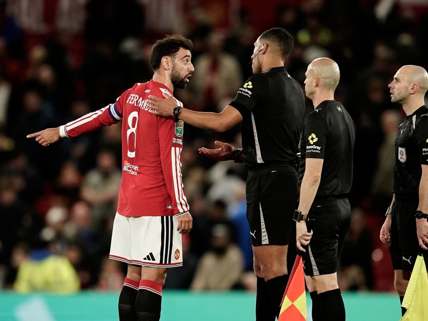 Bruno Fernandes v komunikácii s rozhodcami.