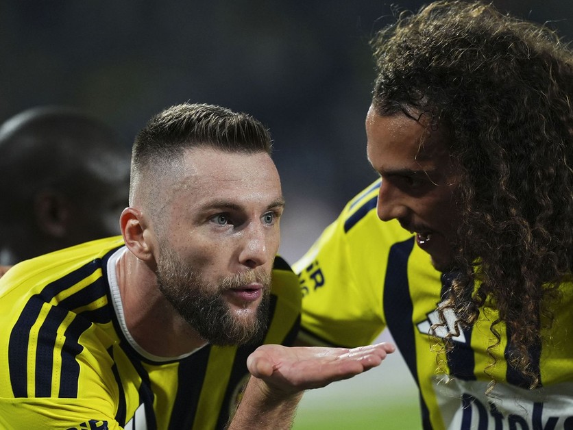 Slovenský futbalista Milan Škriniar (vľavo) z Fenerbahce sa teší z gólu.