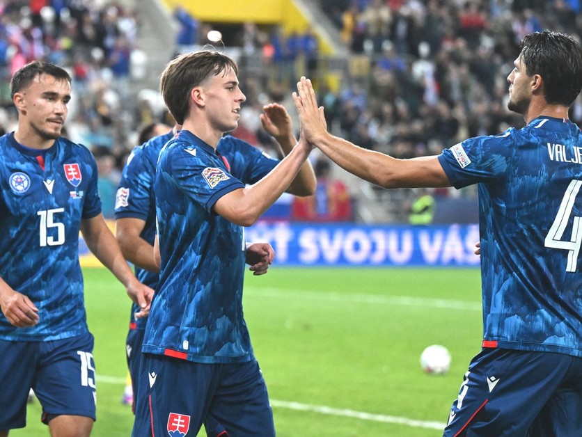 Hráči Slovenska Martin Valjent (vpravo) a David Strelec (vľavo) sa tešia z úvodného gólu, ktorý strelil Leo Sauer (uprostred) počas zápasu C-divízie Ligy národov vo futbale Slovensko - Kazachstan.