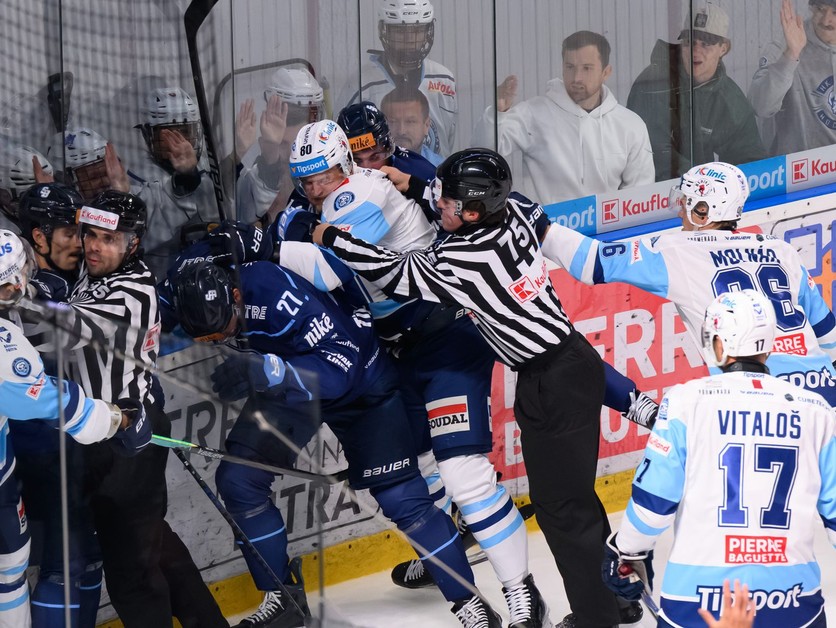 Hromadná šarvátka v zápase 1. kola medzi HK Nitra a HC Slovan Bratislava.