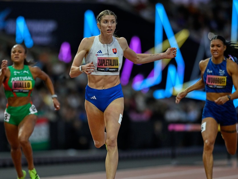 Emma Zapletalová v behu na 400 m cez prekážky na Ultimatívnych MS v atletike.
