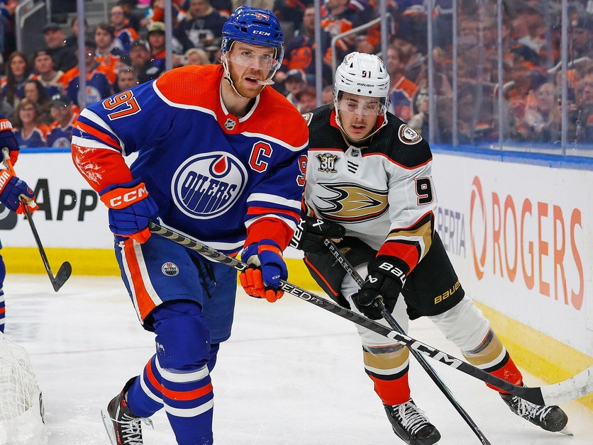 Connor McDavid a Leo Carlsson.