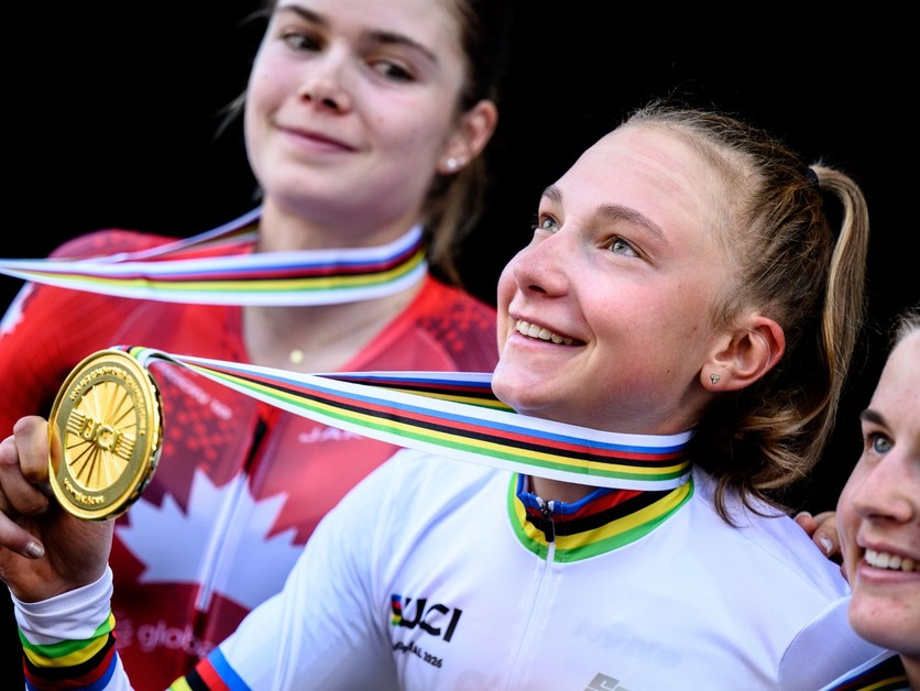 Slovenská cyklistka Viktória Chladoňová oslavuje zlato v pretekoch do 23 rokov na MS 2026.