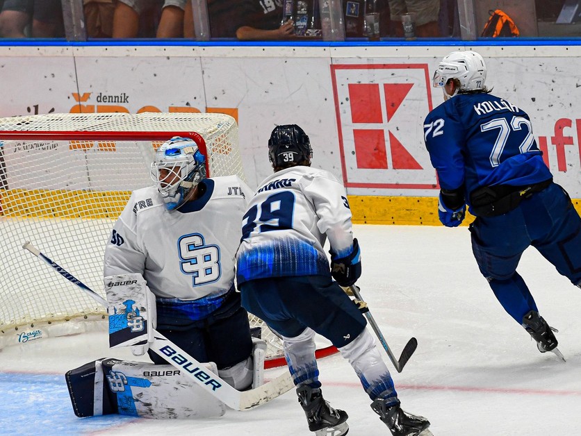 Na snímke zľava brankár Slovana Bratislava Julian Junca, hráč Slovana Liam Pecararo a hokejista Komety Brno Andrej Kollár v prípravnom zápase HC Slovan Bratislava - HC Kometa Brno.