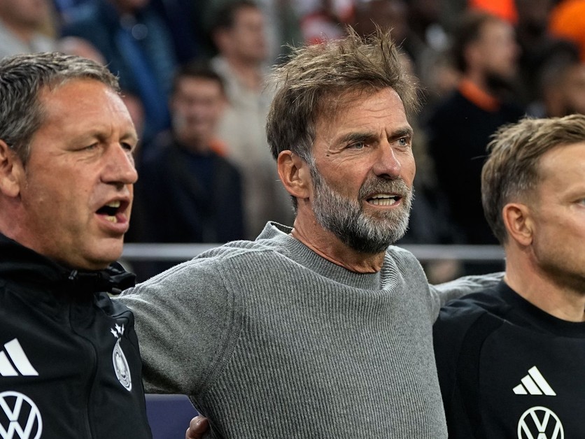 Tréner nemeckej futbalovej reprezentácie Jürgen Klopp (uprostred).