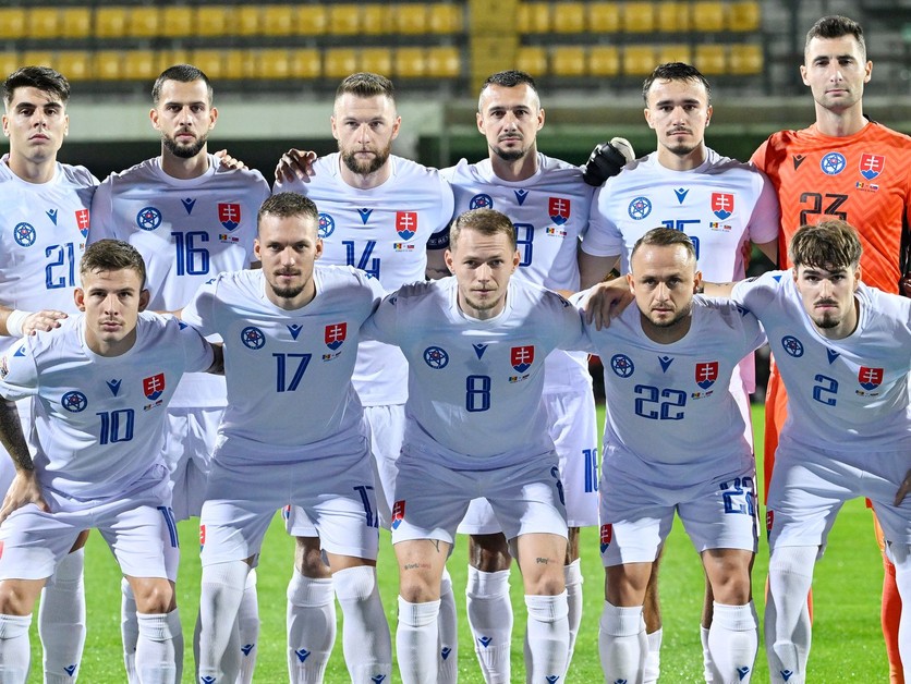 Na snímke základná jedenástka hráčov Slovenska pózuje pred zápasom C-divízie Ligy národov Moldavsko - Slovensko.