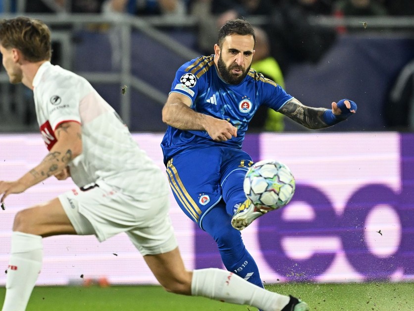 Na snímke sprava Tigran Barseghjan (Slovan) a Ramon Hendriks (Stuttgart) počas zápasu 2. kola ligovej fázy Ligy majstrov ŠK Slovan Bratislava - VfB Stuttgart 14. októbra 2026 v Bratislave.