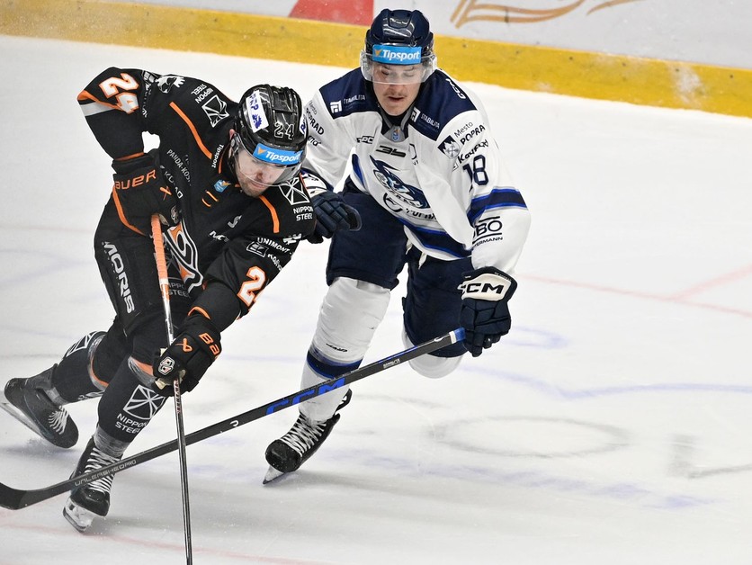 Alex Šotek (Poprad) a Matúš Havrila (Košice) v zápase 15. kola Tipsport ligy HK Poprad – HC Košice.