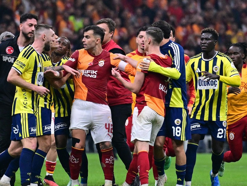 Milan Škriniar (tretí zľava) sa zapája do potýčky medzi futbalistami Galatasaray Istanbul (červené dresy) a Fenerbahce Istanbul (žlté dresy).